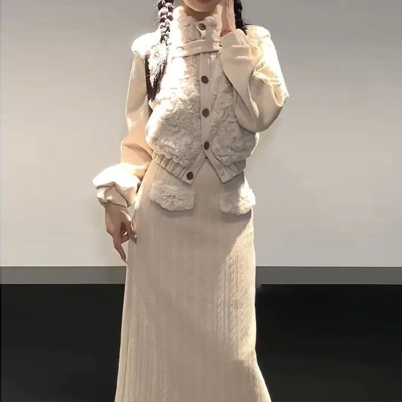 高級感がありファッショナブルでエレガントなレディース秋冬ツーピースセット：ふわふわコートとハイウエストロングスカート