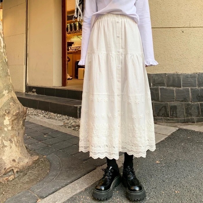 ミモレ丈スカート スカート ボトムス ロングスカート 膝下 ミモレ丈 Aライン 切り替えデザイン レース 刺繍 ハイウエスト ウエストゴム 伸縮性 かわいい 大人可愛い シンプル カジュアル 大人 5,151円