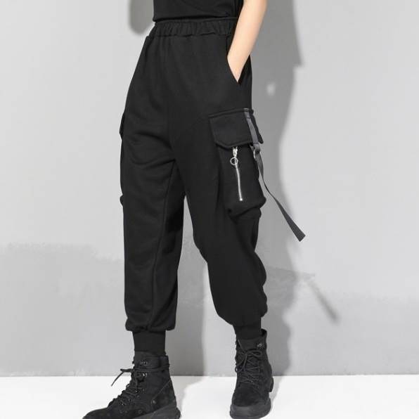 品質保証ボトムス パンツ カーゴパンツ 黒 無地 ロック 個性的 カッコイイ ルーズ 大きいサイズ フラップポケット ブラック コーデ ワイドパンツ ズボン ファスナー ポケット ウエストゴム シンプ