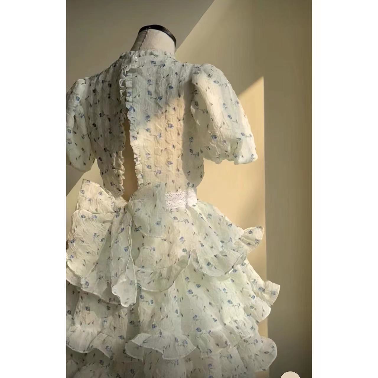 レトロ　可愛い花柄ワンピース　ミニワンピ　背中ポイント　人気ドレス