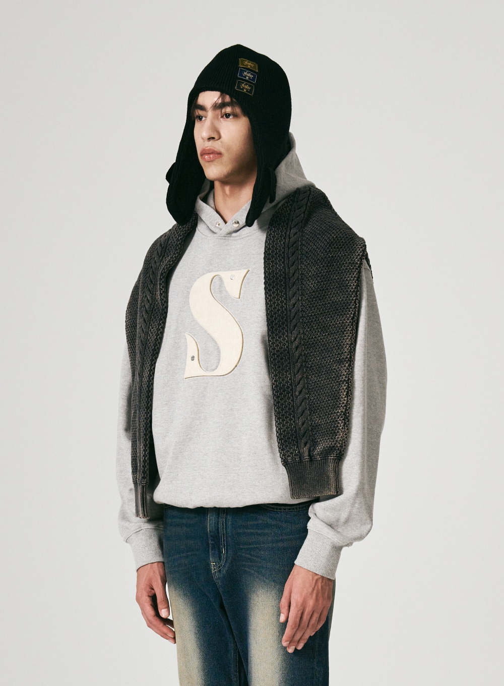 【SATUR】 RIVET APPLIQUE POCKET LOGO HOODIE : MELANGE GRAY