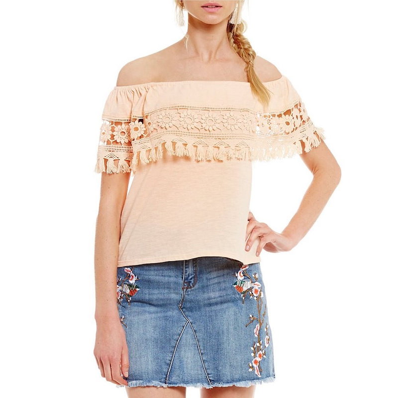 チェルシーアンドバイオレット レディース トップス オフショルダー【Chelsea & Violet Tasseled Floral Crochet-Trimmed Off-the-Shoulder チェルシーアンドバイオレット レディース トップス オフショルダー【Chelsea & Violet Tasseled Floral Crochet-Trimmed Off-the-Shoulder