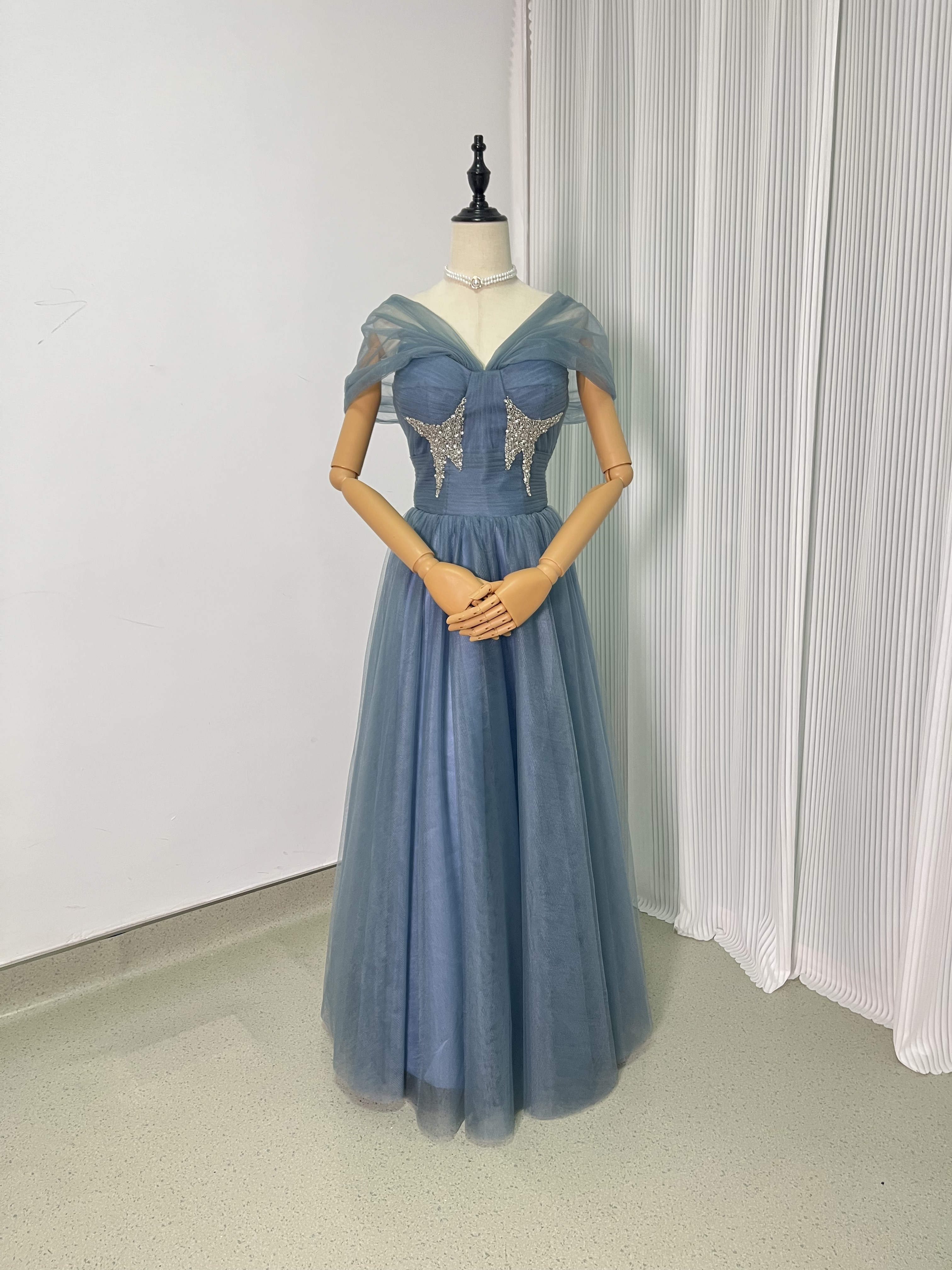カラードレス ブルーグレー オフショルダー キラキラ光る刺繍 イブニングドレス ロング 2次会/合コン