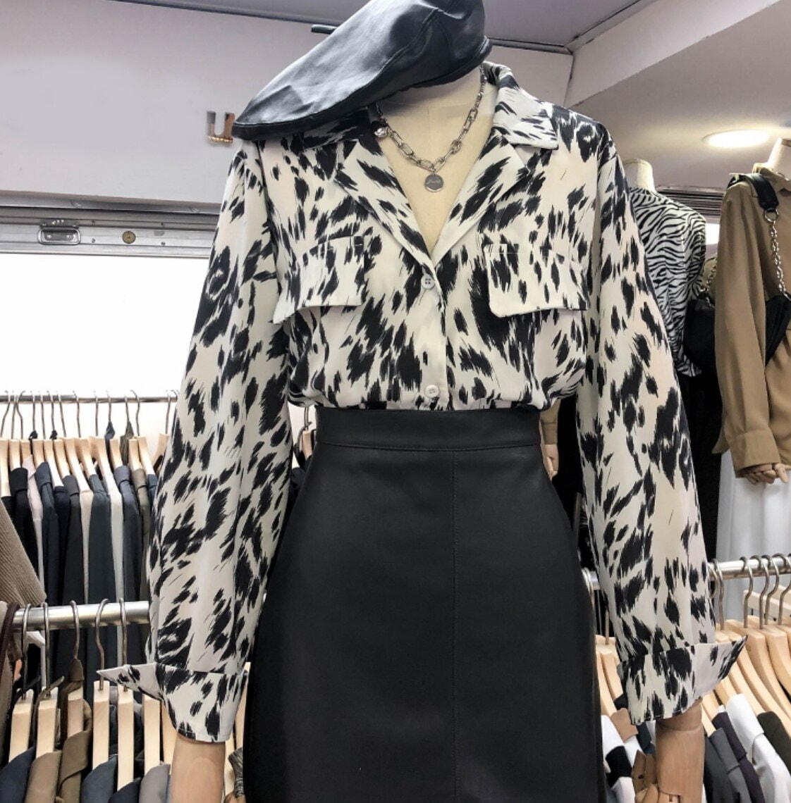 トップス デート かわいい 大人可愛い きれいめ シンプル カジュアル 大人 上品 おしゃれ お洒落 長袖 シャツ アニマル モノトーン 襟付き ポケット付き 秋冬 クール 休日 モード系 オルチャン