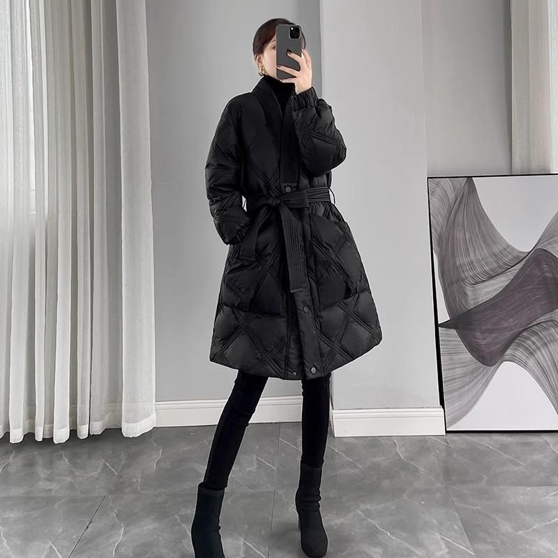 2024冬新作レディースフィットミディアムロングブラックダウンジャケットレディースvネックレースホワイトダックダウンジャケット厚手