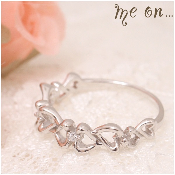 me on... 贅沢なハートモチーフが決めてのK10ホワイトゴールドピンキーリング 発送目安：２３週間