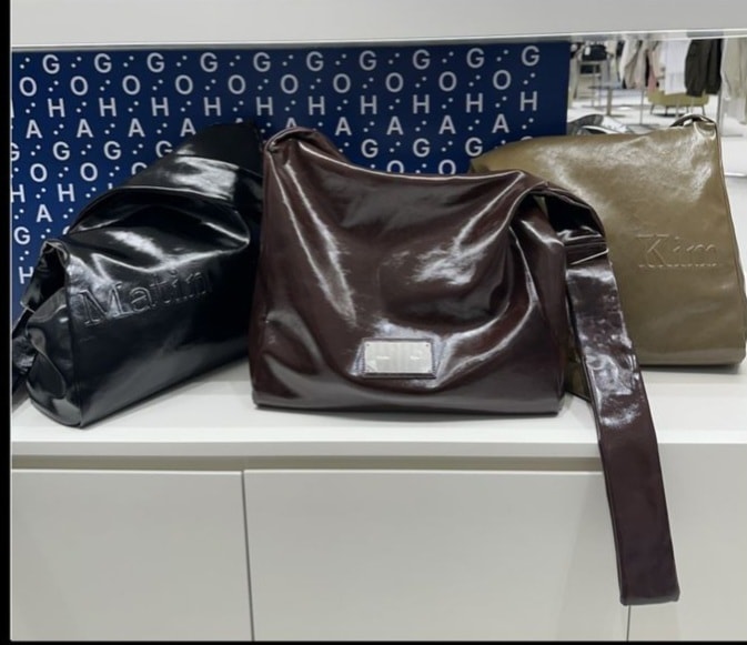 EMBOSSED LOGO LEATHER SHOULDER BAG 3色