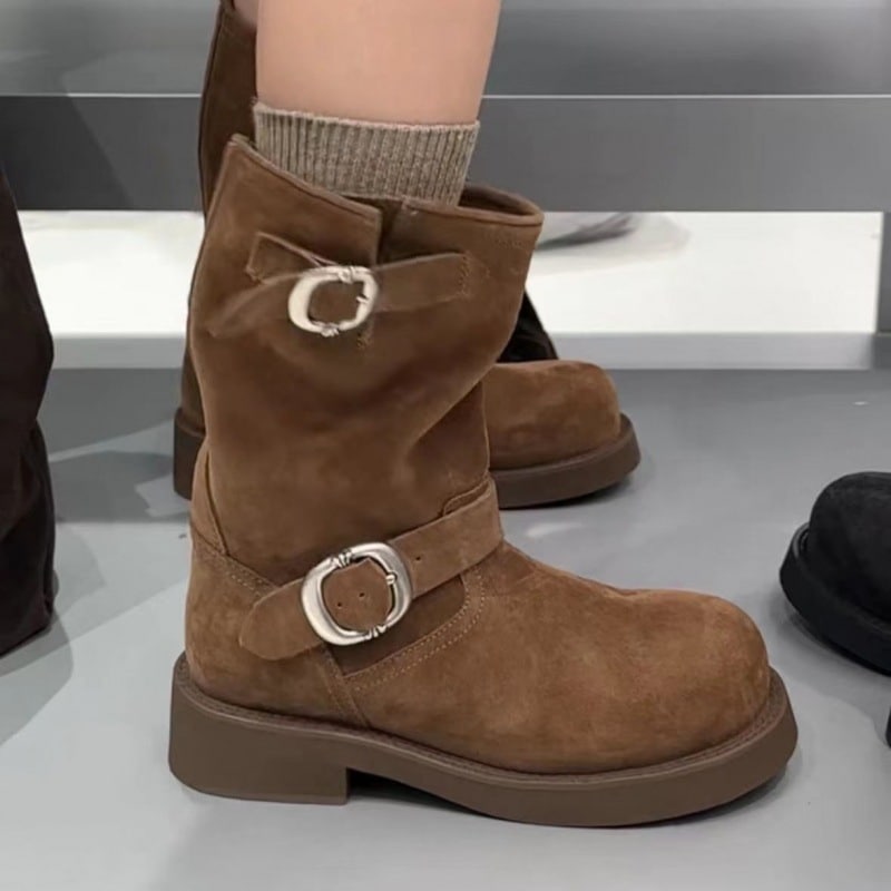 女性用厚底ミッドカーフショートブーツ2024新作夏スタイルカラー起毛レトロ多用途ファッションパイルブーツメタルバックルオートバイブーツ