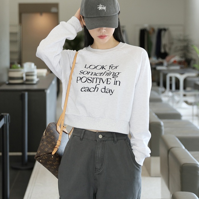 [韓国ファッション] ラウンドネック 刺繍レタリング セミクロップ マンツーマン Tシャツ 5,460円
