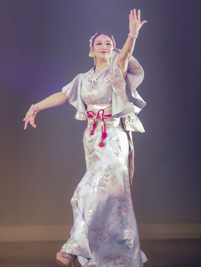 実例写真！着物ドレス和風ドレス 薄青 フレア袖 ジャガード生地 ロング ファスナー 花嫁 演奏会