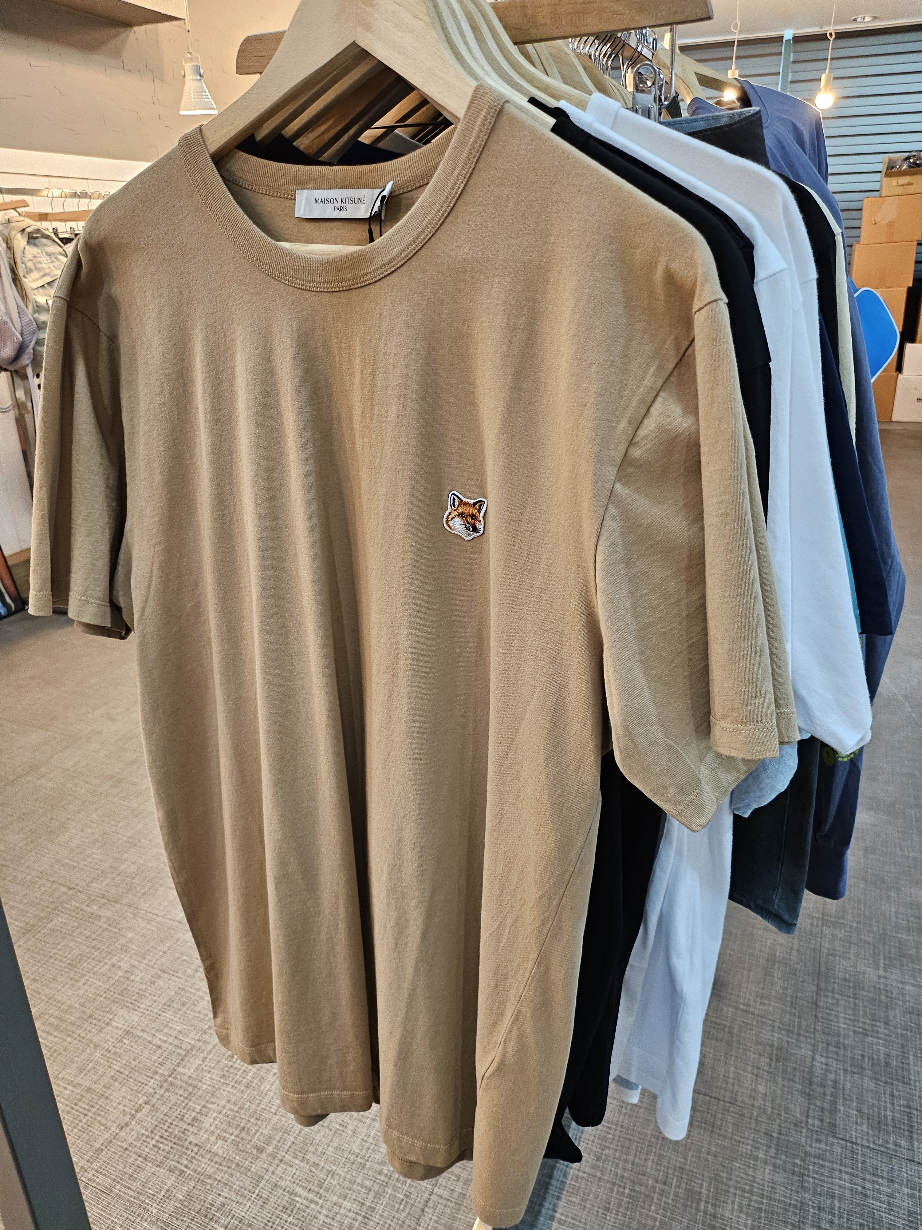 【MAISON KITSNE】 FOX HEAD SHORT SLEEVE T-SHIRT : BEIGE