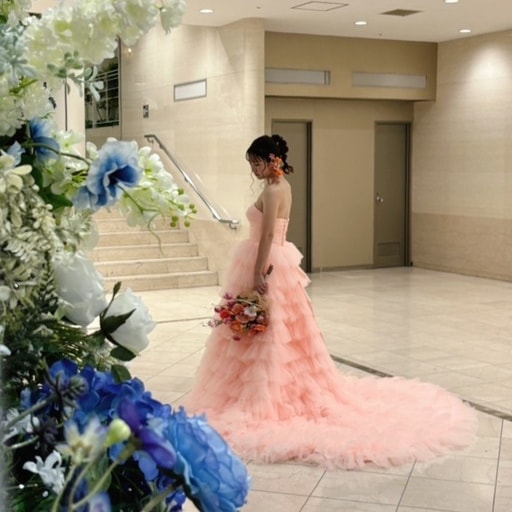 実例写真！カラードレス ピンク ベアトップ 可愛い 結婚式/披露宴 ティアードのドレス フレアスカート