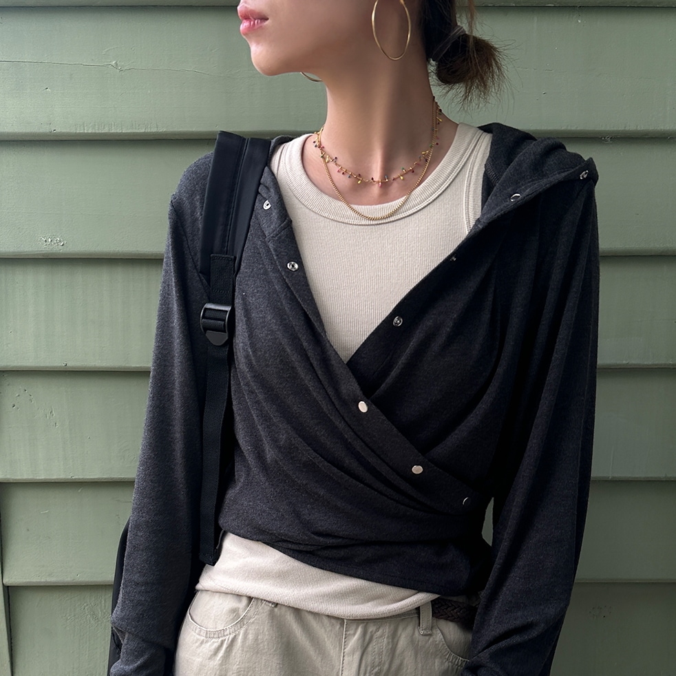 トップス パーカー ショート丈 長袖 Vネック ボタン かわいい 大人可愛い きれいめ シンプル 上品 おしゃれ かっこいい レトロ ラフ ルーズ こなれ感 個性的 主役級 存在感 抜け感 秋 冬