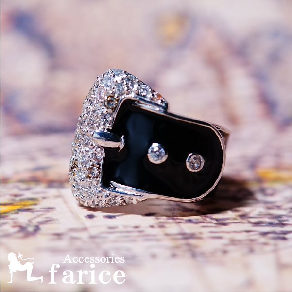 キュートなベルトデザインのキラキラキュービックジルコニアパヴェジュエリーリング