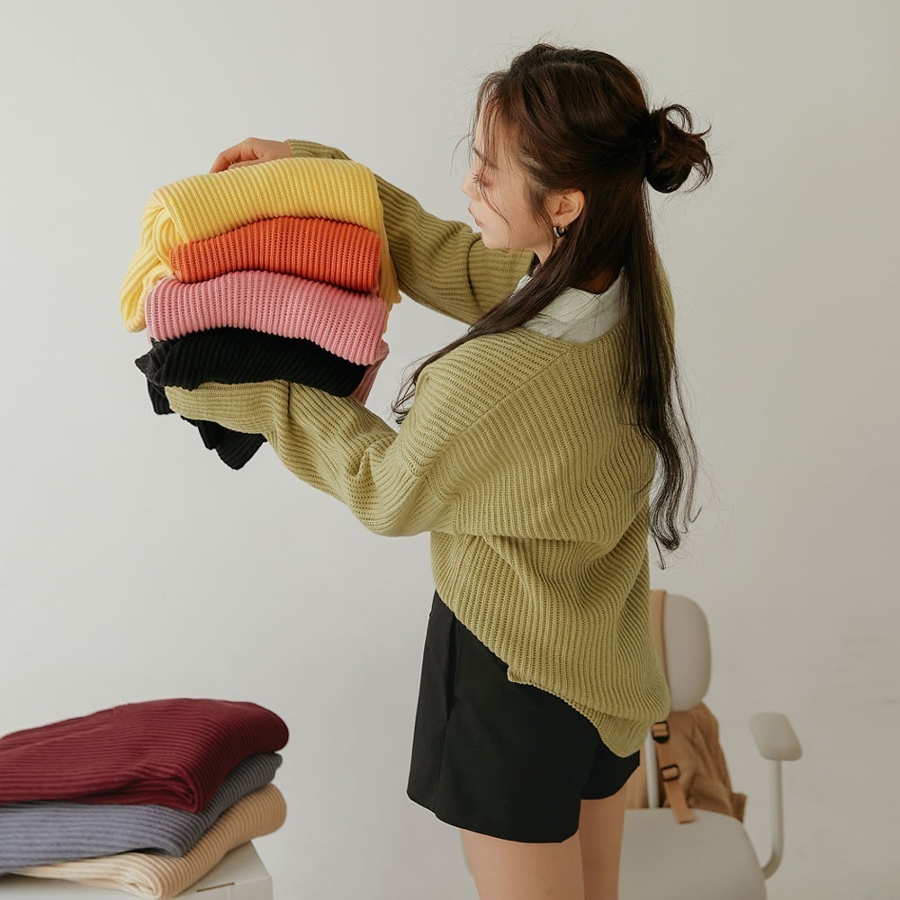 Vネックスリット入りニットトップス