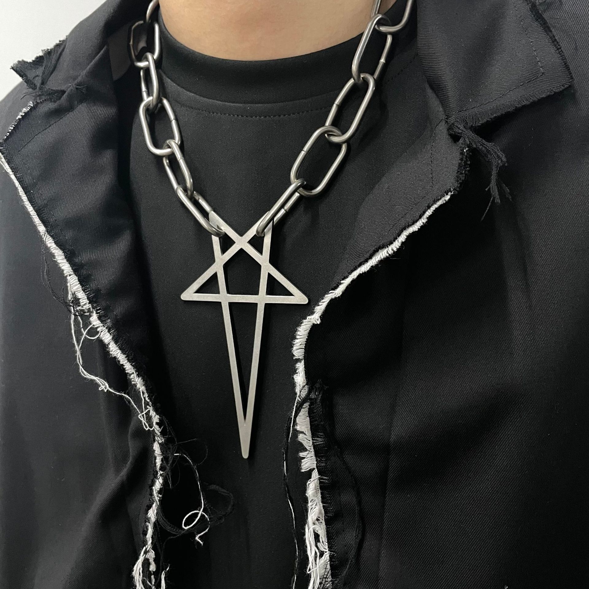 オリジナルデザインの五角形レトロ RO ネックレスエレガントで控えめな高級感ニッチなメンズアクセサリートレンディなチャンキーチェーン