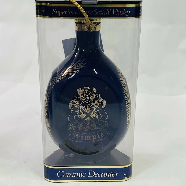【未成年の飲酒は法律で禁じられています】ディンプル 青陶器デキャンター アクリルケース付き 液漏れ 750ml43度 スコッチウイスキー