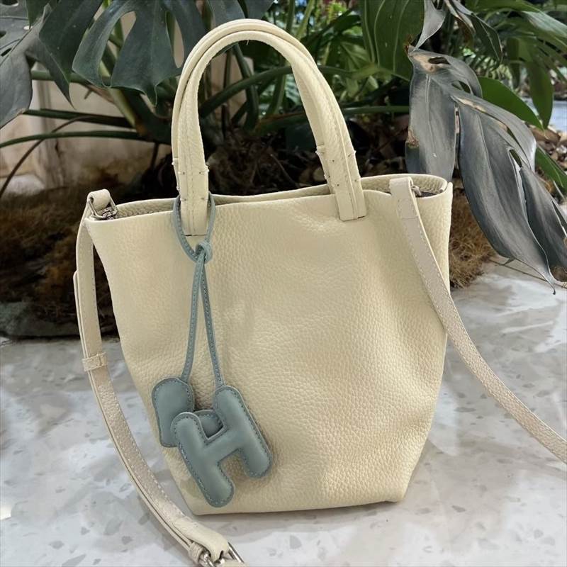 バッグ 鞄 レディース ショルダー ハンド トート 斜めがけ 大容量 コンパクト 多機能 ワンサイズ オフホワイト カーキ 緑 ピンク 茶 黒 かわいい 大人可愛い きれいめ シンプル カジュアル 大