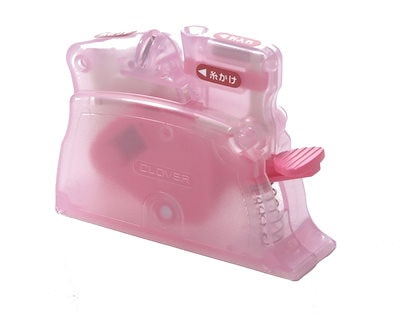 他サイト： クロバー デスクスレダー ピンク イエロー 糸通し 簡単 細かい針 太い針 細い針 裁縫セット 卓上 差し込む ソーイング パッチワーク メール便発送/デスクスレダーの商品画像