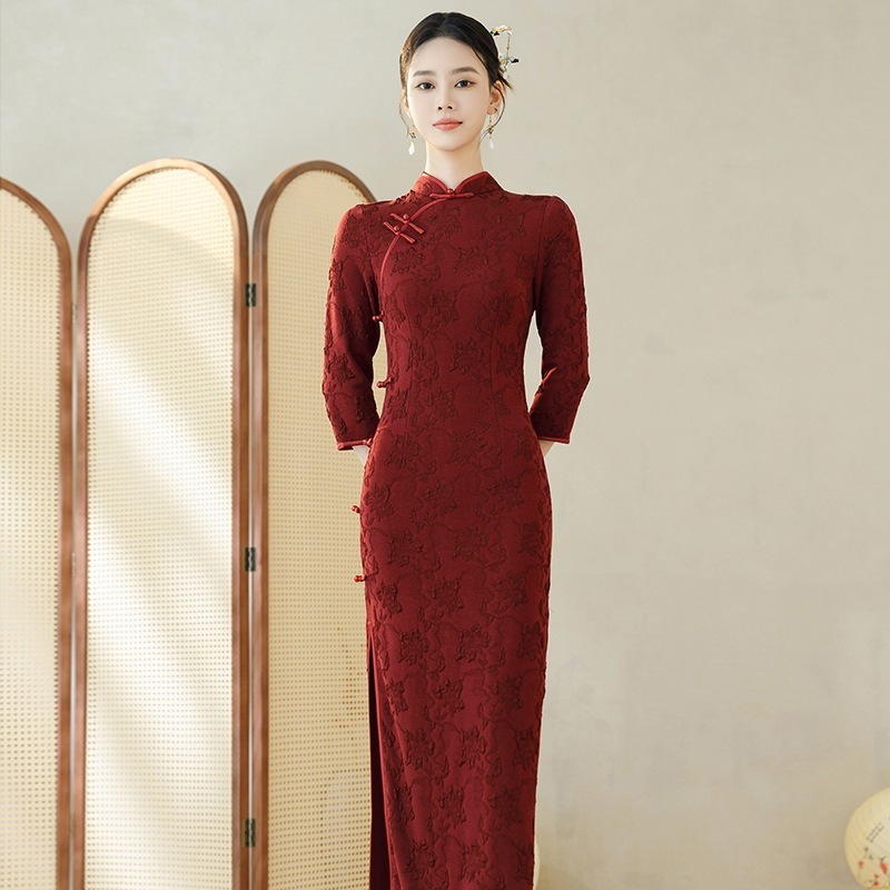 新しい風の赤いチャイナドレスの女の子の婚約ドレス2025夏ロングドレス