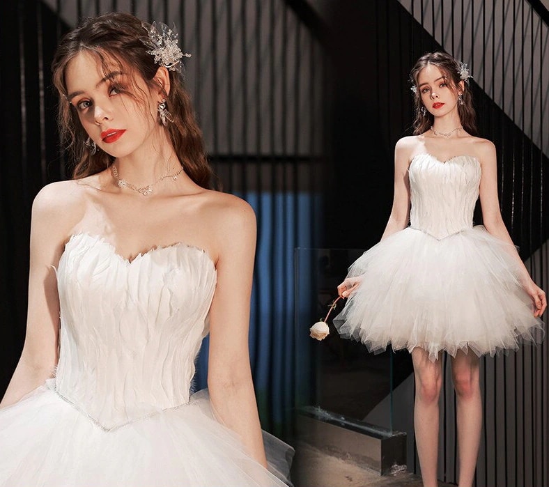 韓国ファッション 二次会 結婚式 パーティードレス 白い羽の短いウエディングドレス ウエディングドレス シンプルワンワードショルダー花嫁ウエディングドレス演奏会