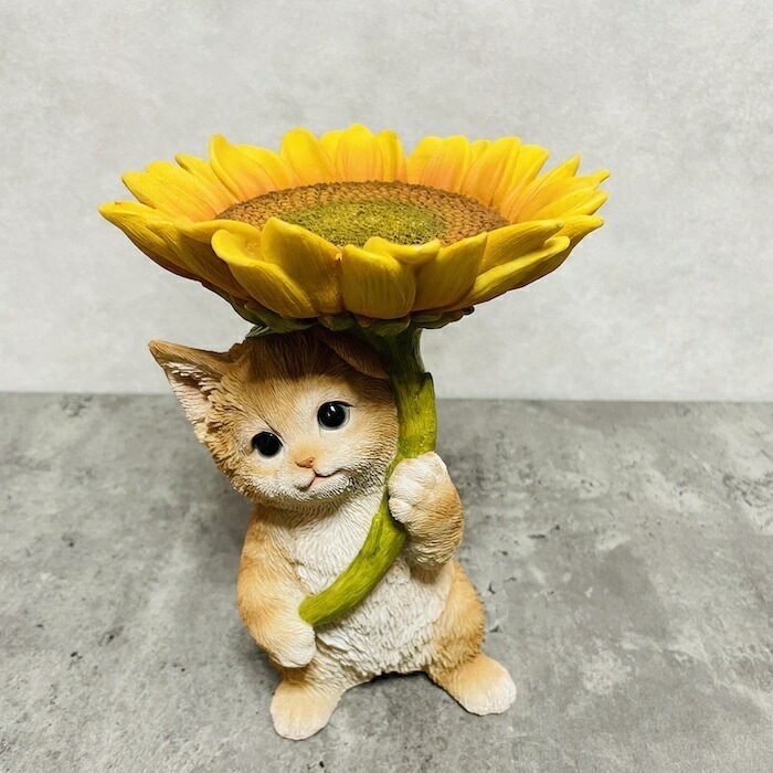 かわいいネコの置物 ひまわりのトレイを持つ茶トラ猫 高さ22.5cm 小物置き おしゃれ ガーデン インテリア トイレ オブジェ 可愛い プレゼント 北欧 玄関 雑貨 動物 モダン 面白い 庭 ギフト