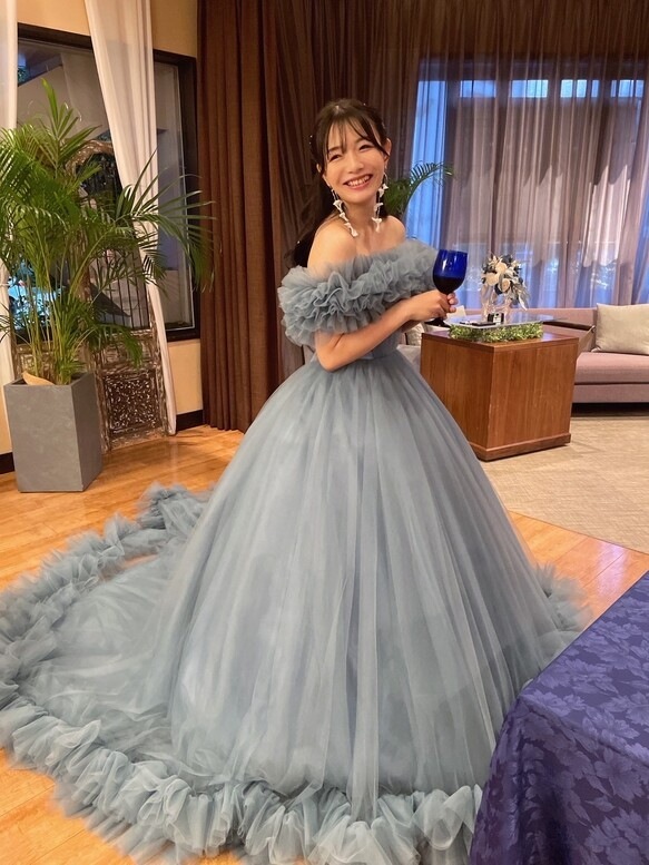 実例写真！カラードレス ブルー 取り外しオフショルダー ラッフルフリル ソフトチュール デザイン感 花嫁