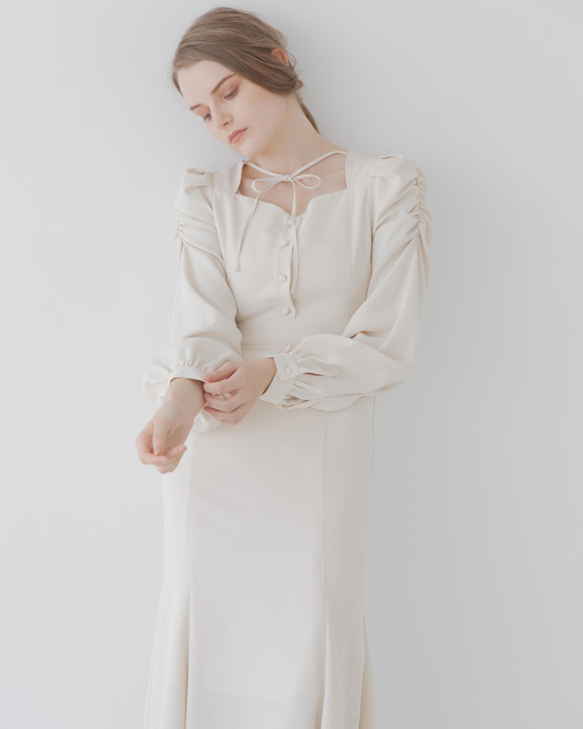 ボリュームパフアシンメトリーワンピース フリーサイズ 布帛ワンピース アイボリー ブラウン チャコールグレー パフスリーブ フェミニン オケージョン きれいめ