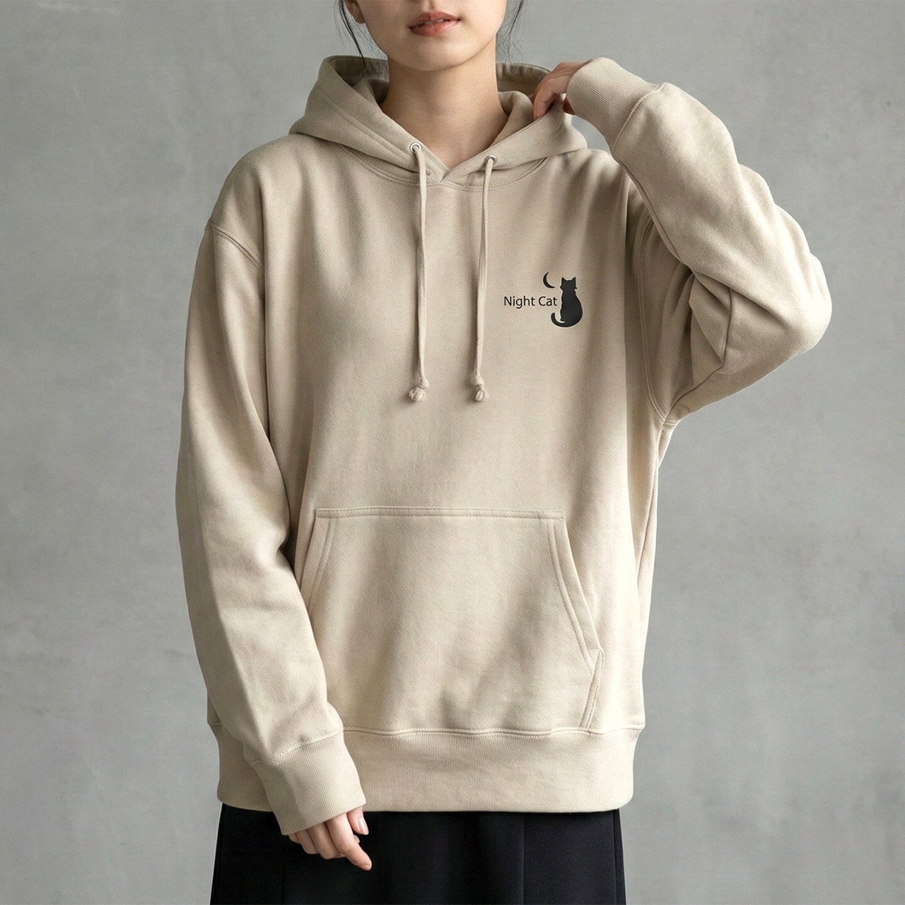【Night Cat】ロゴ入り スウェットプルオーバーパーカー 10oz 裏パイル（サンドベージュ） 猫 ロゴ かわいい カッコいい クール ストリート 韓国 ファッション
