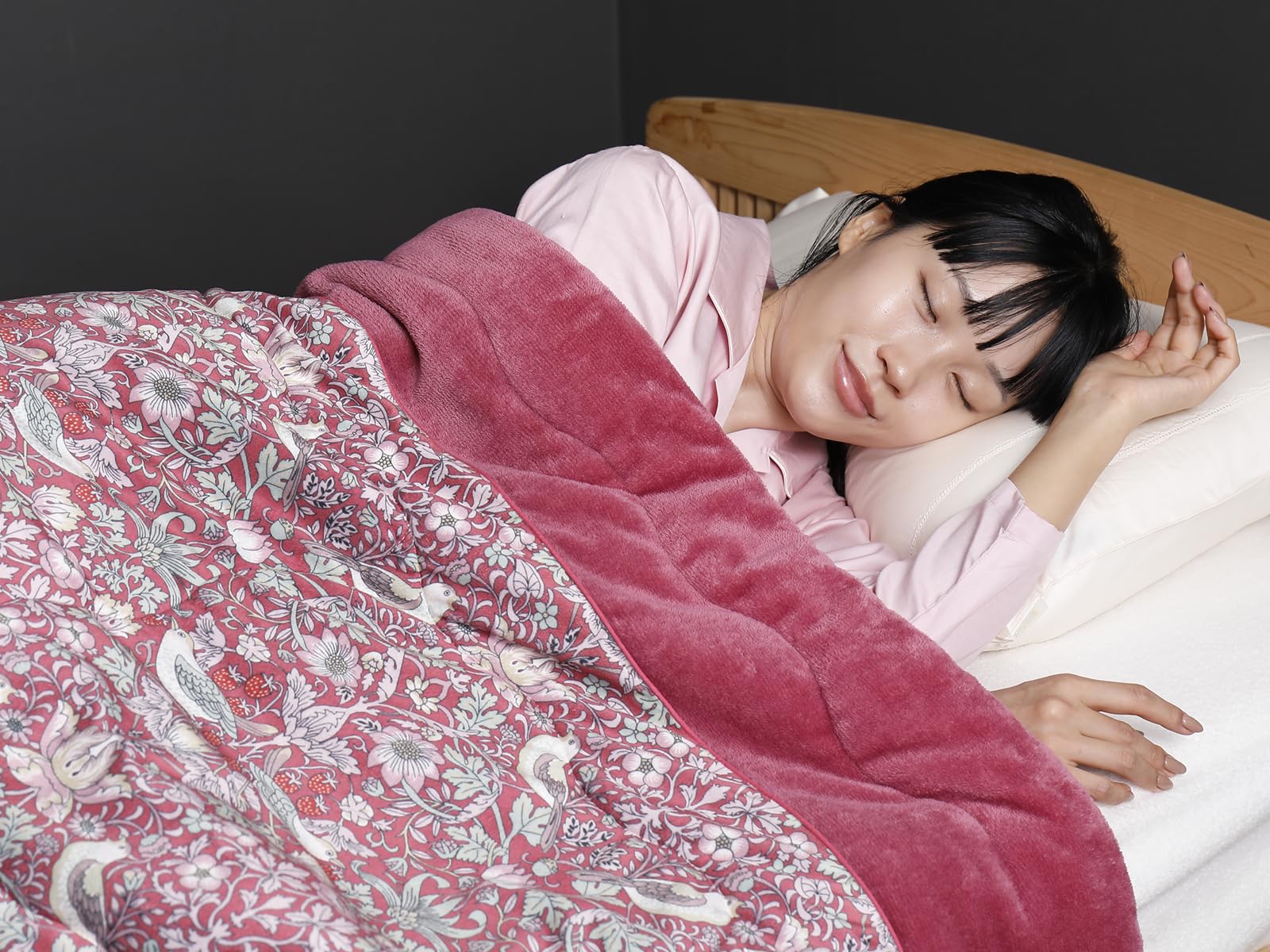 ロマンス小杉 合繊 肌掛けふとん エンジ V&A(ヴィクトリア&アルバート博物館)「いちご泥棒」