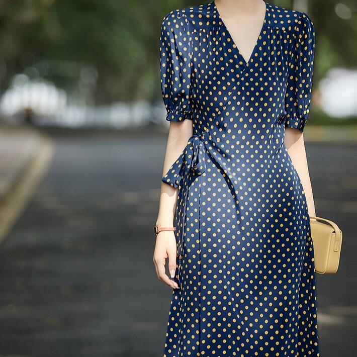 ワンピース フレアワンピース 膝丈 膝下 袖あり パフスリーブ Vネック フレア Aライン ウエストマーク ウエストリボン 薄手 かわいい 可愛い きれいめ 上品 おしゃれ お洒落 5,944円