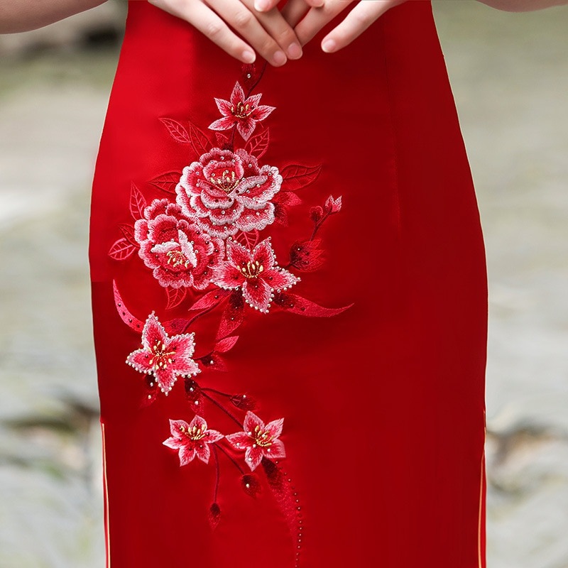 ワンピースドレスドレス赤刺繍チョンサム2025改良された花嫁のドレスウェディングバンケットスリムチョンサム