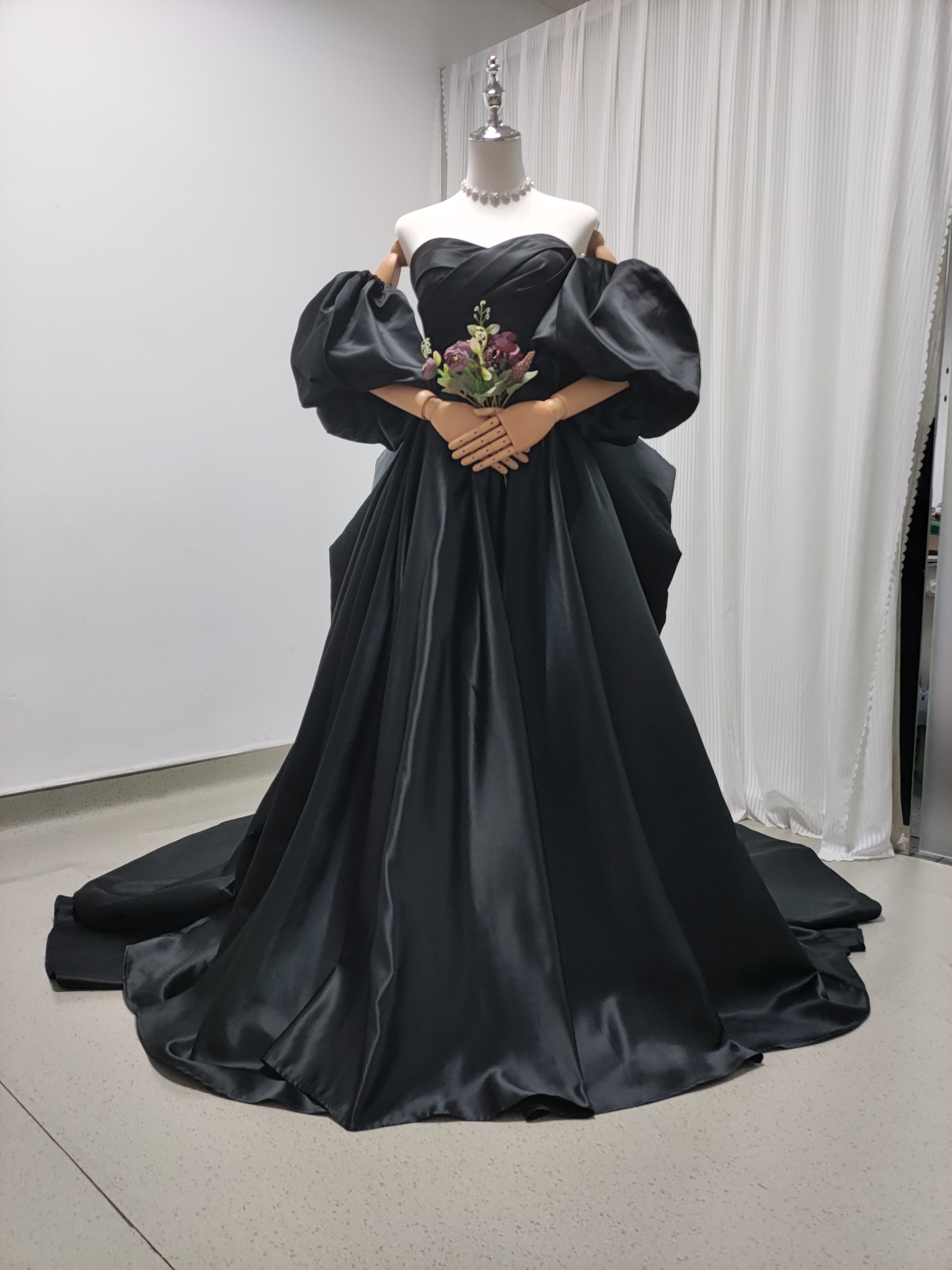 上品！パーティードレス ブラック ベアトップ ふっくら柔らかなバックリボン 編み上げ 前撮り 27,993円