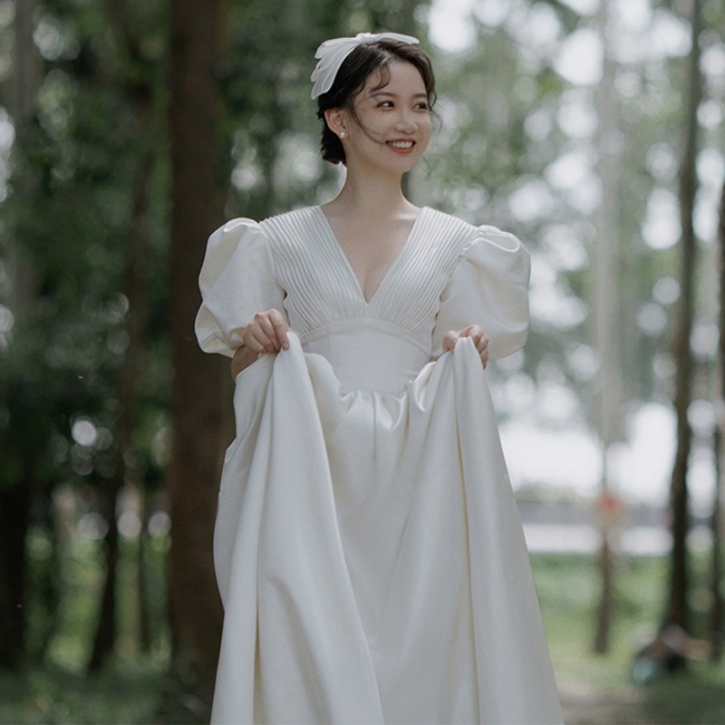 フランス式のヘボン風のウェディングドレスの花嫁はシンプルでレトロな白いサテンの雰囲気で出かけます