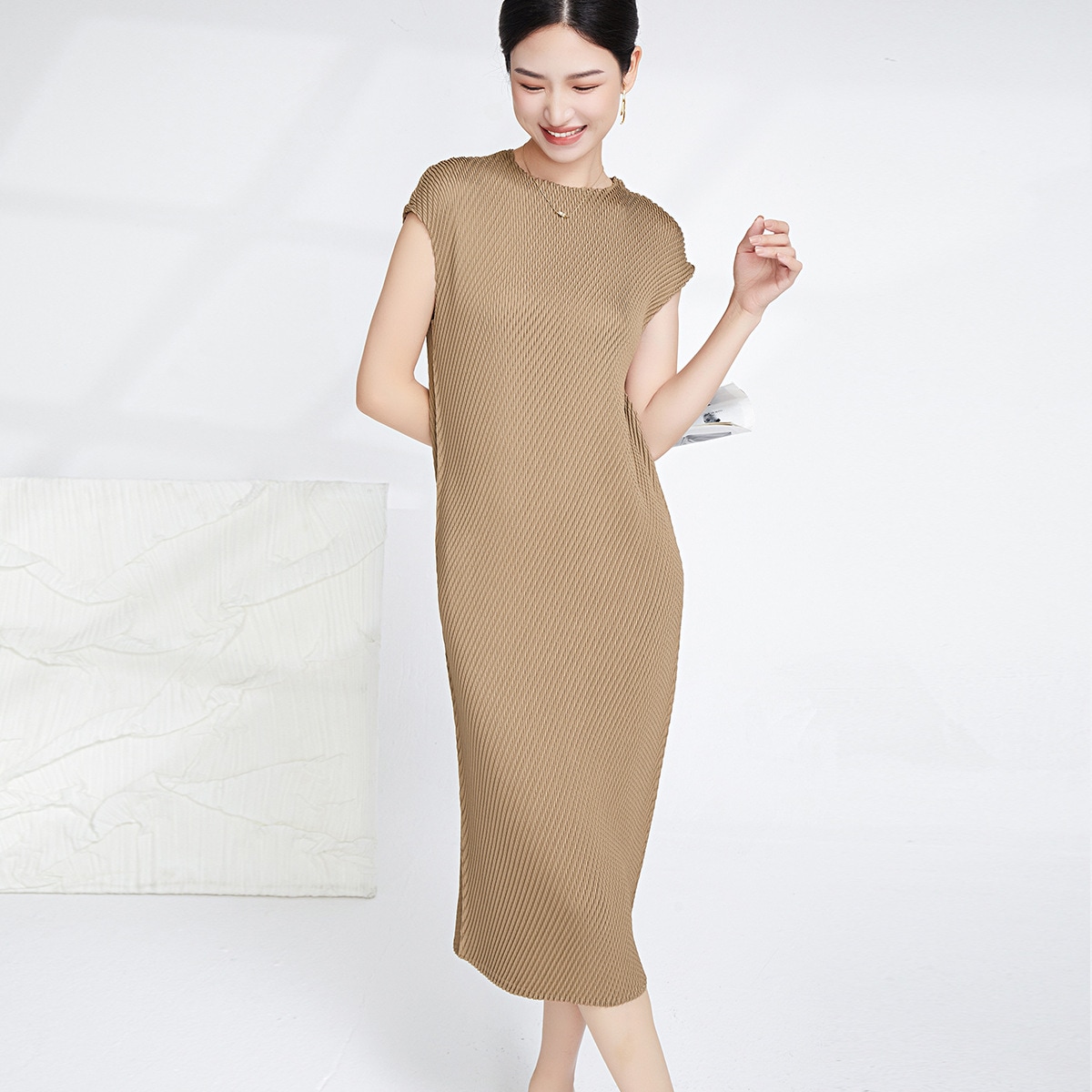 ワンピースの女性の高級モデルの魚鱗のしわのファッション的な雰囲気が優雅で中のロングスカートの洋気