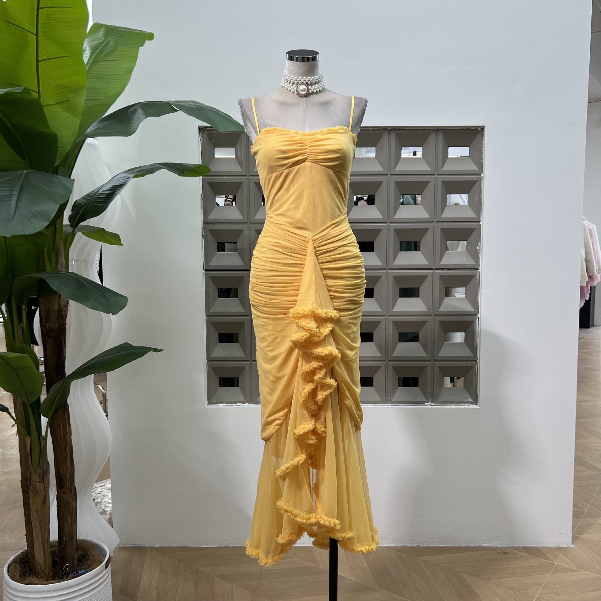 ハスの葉のガーターの弾力性の魚の尾はしわのワンピースを引き出します