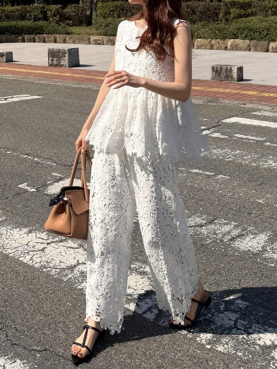 女性用フローラルレースラウンドネックフリルヘムノースリーブトップとパンツファッション2ピースセットボヘミアンショートセットレディース バケーションアウトフィット