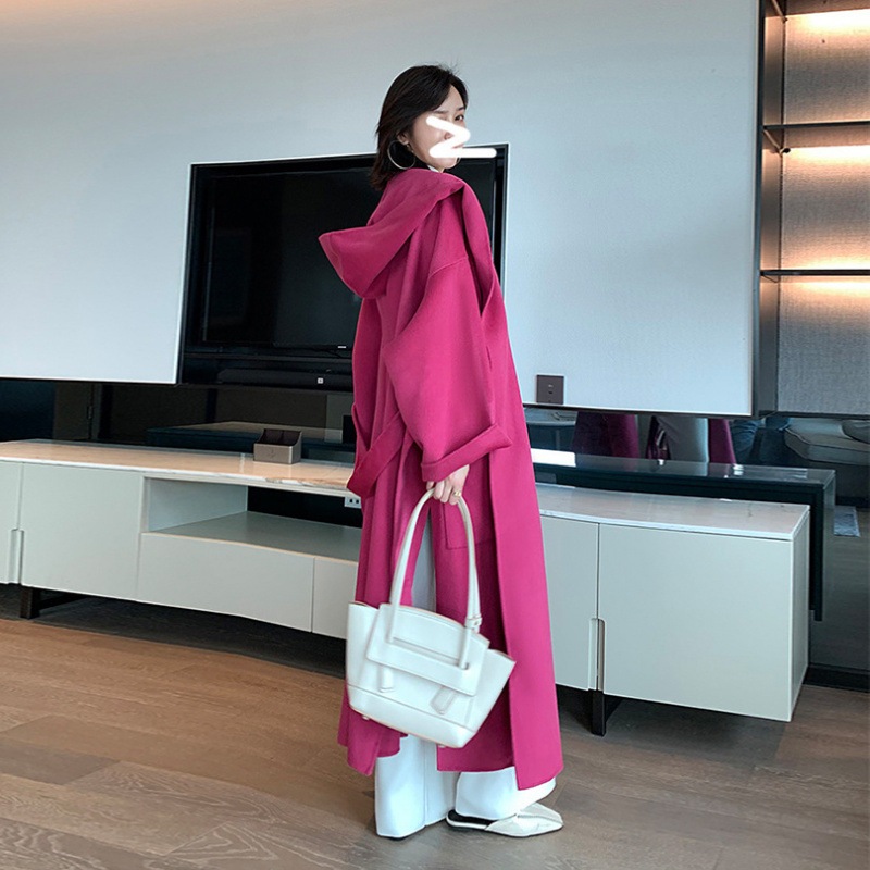 在庫ありローズレッドウールコートフード付きコート2025新しいスタイルの気質ヘップバーンスタイルコートルーズミッドレングス