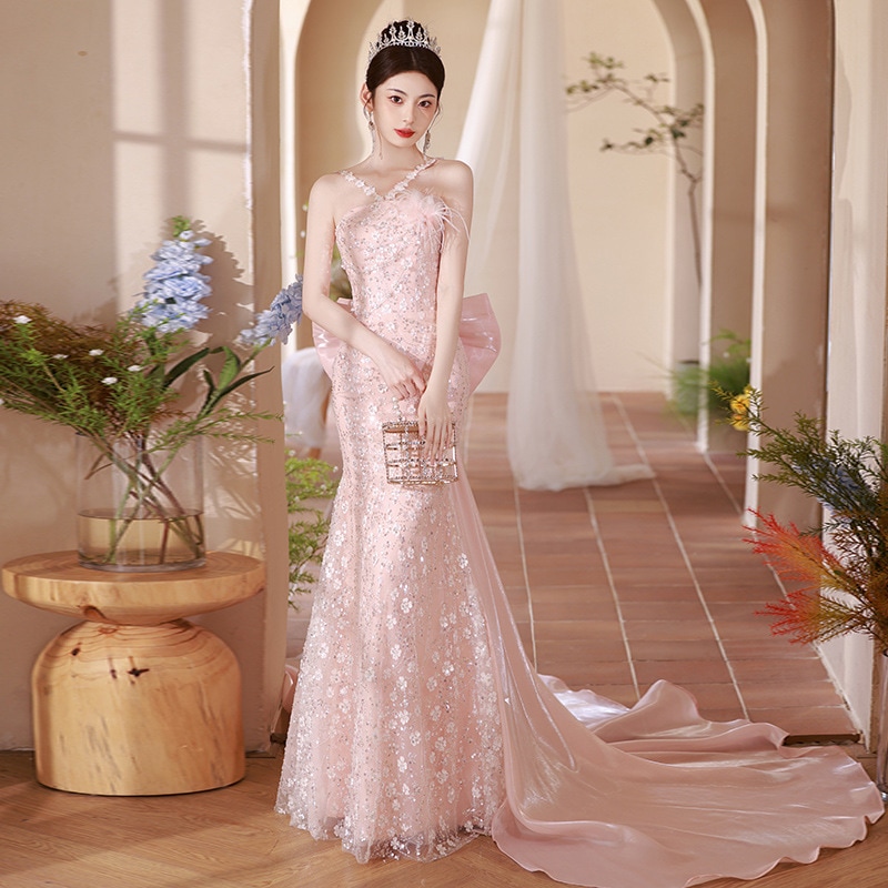 ピンクの気は首の娘の朝の服を掛けて結婚します