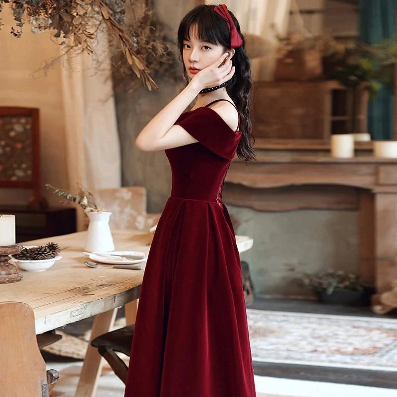 バーガンディウェア 2025 秋冬ブライダル気質サスペンダーベルベット婚約ドレス女性ウェディングドレス