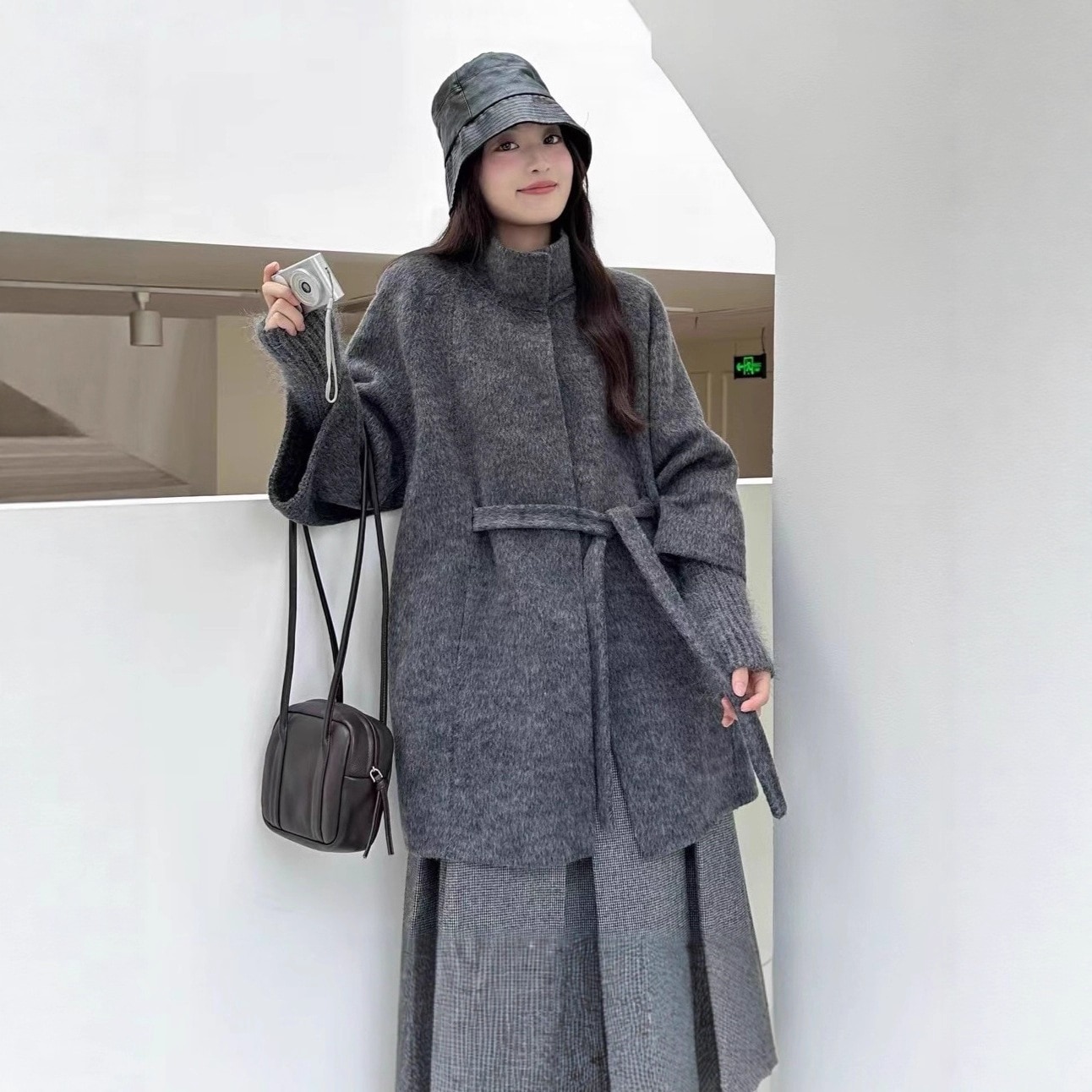 ニットスリーブデザインリラックスしたスタイル秋と冬の両面ウールコートミドル丈厚手暖かいスタンドカラーウールコート韓国スタイル