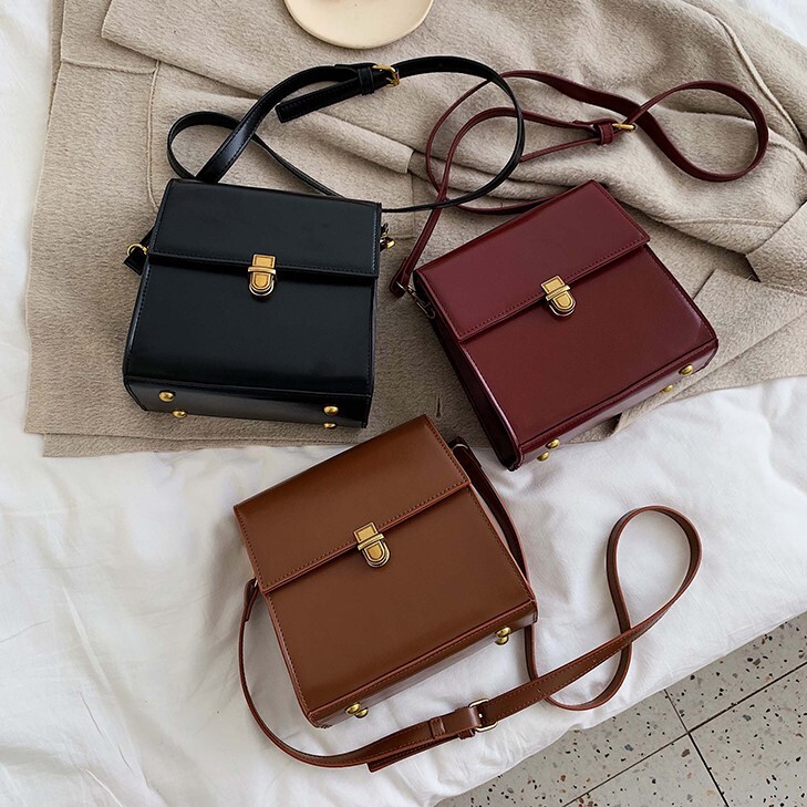 クエアバッグ バッグ かばん 鞄 レディースバッグ ショルダーバッグ 斜めがけバッグ 肩掛けバック 肩がけ コンパクト 便利 スリム スクエア型 四角 合皮 フェイクレザー 個性的 ブラック