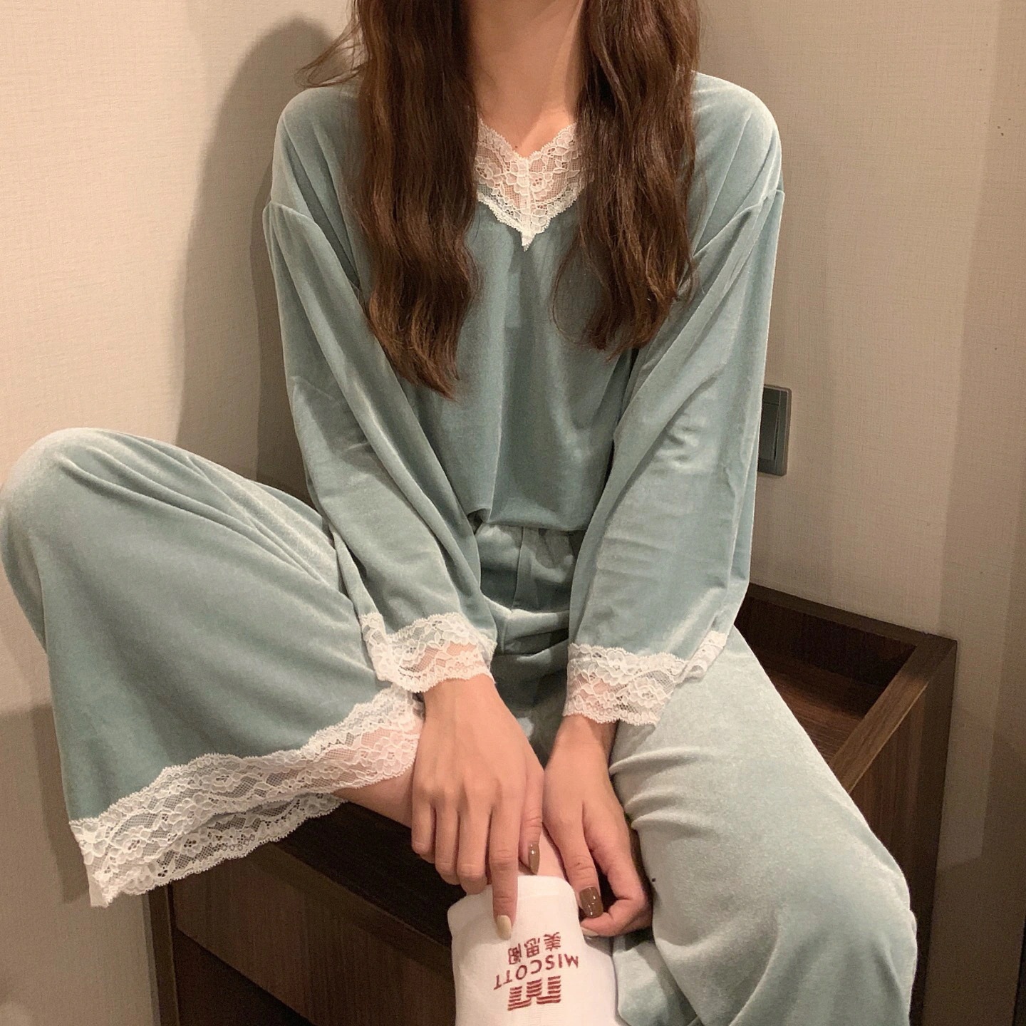 ルームウェア ベロア レース パジャマ トップス パンツ 上下セット セットアップ 2点セット ボトムス プルオーバー ズボン 部屋着 寝巻き ロング丈 袖あり 長袖 Vネック 襟なし 刺繍