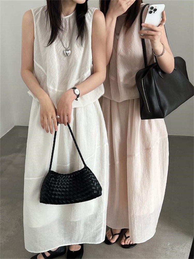 大人可愛い雰囲気のノースリーブトップスとロングスカートのセットアップ 爽やかな夏コーデにぴったりの2点セット