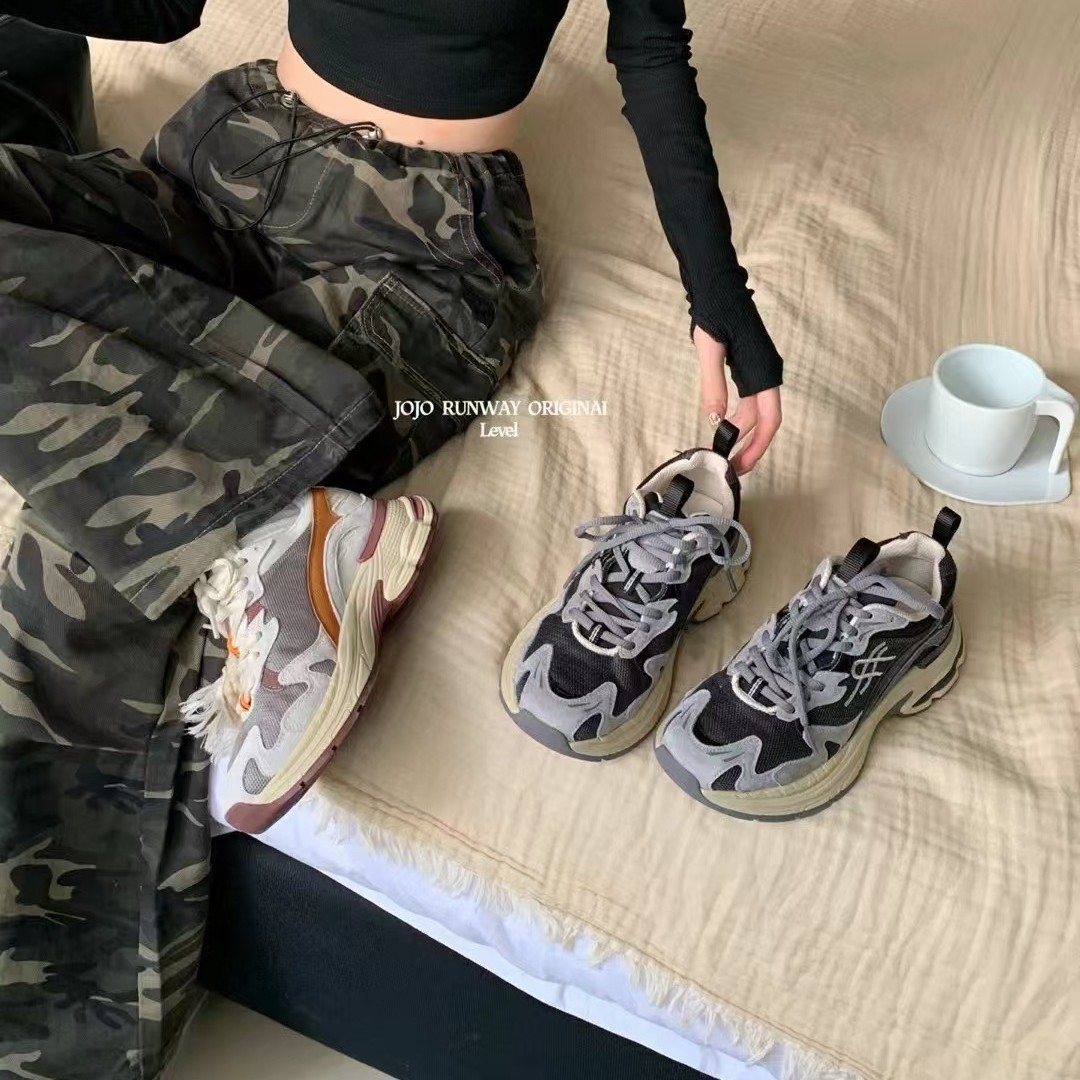 2025年春レトロコントラストレザーメッシュ通気性カジュアルスニーカー太い靴底靴