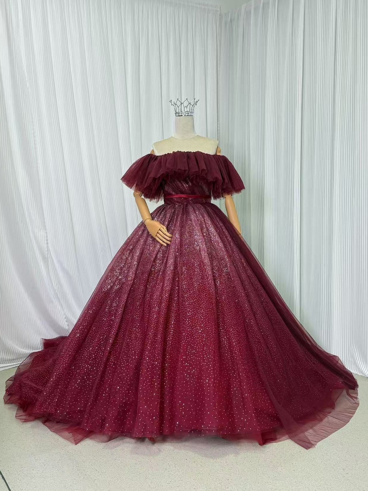 カラードレス ワインレッド オフショルダー 編み上げ サッシュベルト キラキラグリッターチュール 華やかなトレーン 花嫁 前撮り