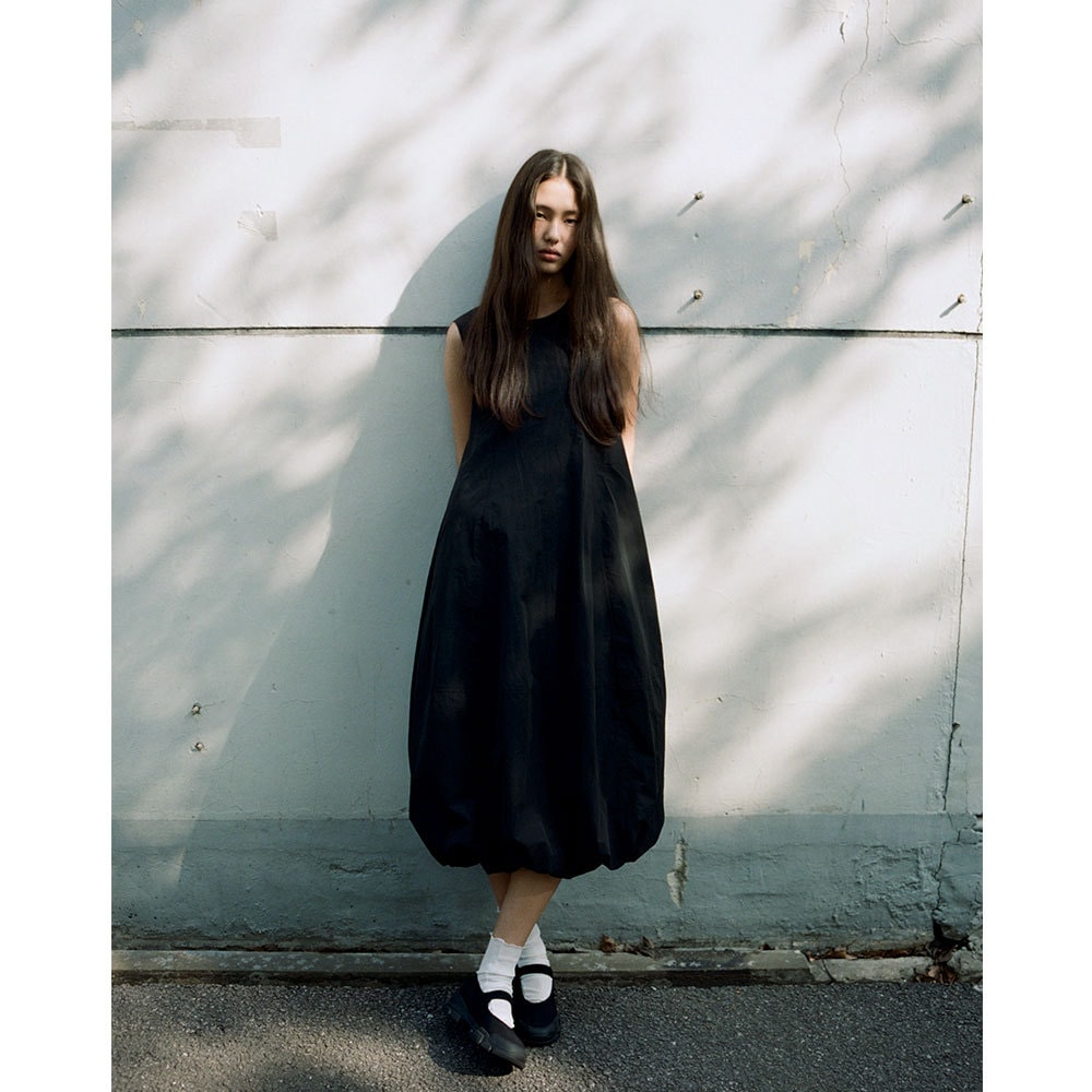 サスペンダーワンピース 2024夏 韓国風 ノースリーブ 無地 バドミモレ丈 黒スカート 17536