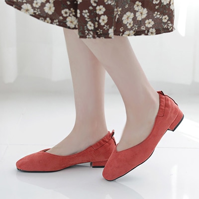 かかとのシャーリングデザインでパタパタしないV字カットフラットシューズ intheshu collection - LOK1820 5,631円