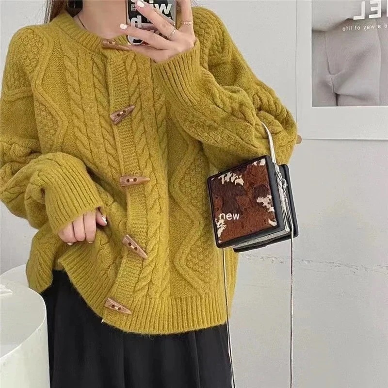 カシミヤタッチ ベーシックニットレトロな麻の牛角ボタンニットカーディガン女秋冬韓国版だるい風ゆったり丸首ニットジャケット