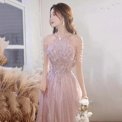 ピンクのイブニングドレスの女性2025夏春の気質の有名な女性の軽い奢感宴会ブライズメイド婚約生司会スカートです